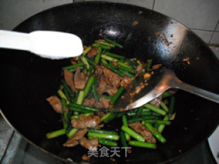 一道香嫩入味又极其下饭的葱姜蒜炒肉片——蒜苗炒肉片的做法步骤：14