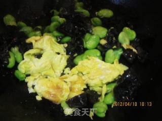鸡蛋木耳炒蚕豆的做法步骤：5