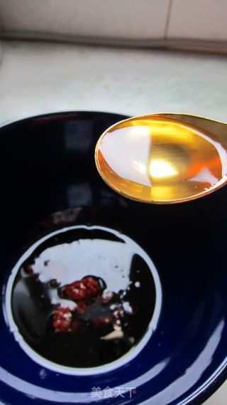 红油金针菇 （金针菇不塞牙的小秘诀）的做法步骤：1