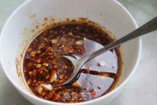 红油金针菇 （金针菇不塞牙的小秘诀）的做法步骤：2
