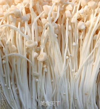 红油金针菇 （金针菇不塞牙的小秘诀）的做法步骤：4