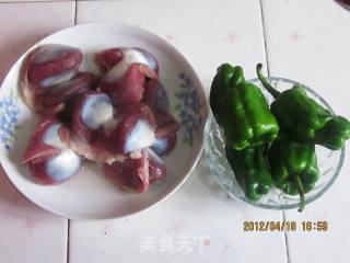 青椒炒鸭肫的做法步骤：1