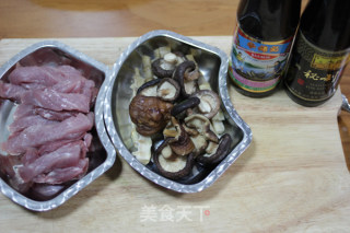 红烧枝竹猪柳的做法步骤：1