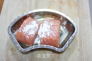 蒜辣三文鱼的做法步骤：2