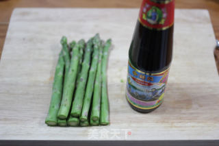 蚝油拌芦笋的做法步骤：1