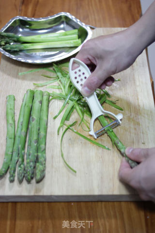蚝油拌芦笋的做法步骤：2