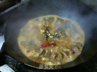 铁板红烧鱼的做法步骤：1
