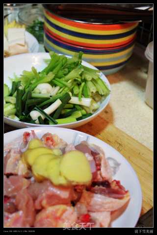鸡肉炒芹菜蒜的做法步骤：1