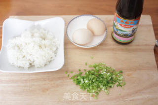 蚝油鸡蛋炒饭的做法步骤：1