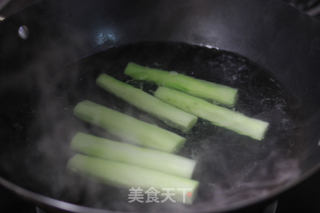 白灼芥兰远的做法步骤：3