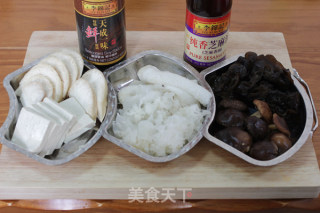 菌菇炖豆腐的做法步骤：1