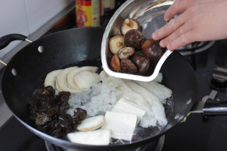 菌菇炖豆腐的做法步骤：3
