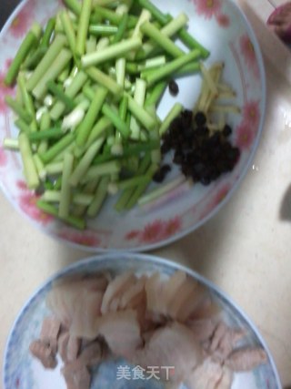 蒜苔回锅肉的做法步骤：2