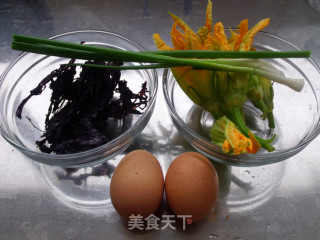 南瓜花紫菜蛋汤的做法步骤：1