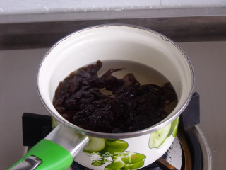 南瓜花紫菜蛋汤的做法步骤：2