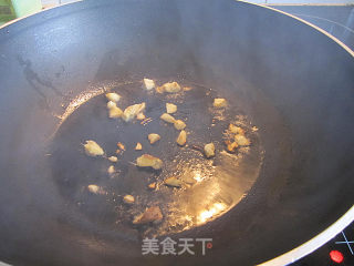 黑木耳红萝卜焖豆腐鱼饼的做法步骤：1