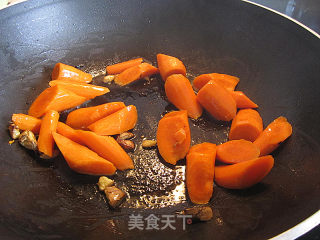 黑木耳红萝卜焖豆腐鱼饼的做法步骤：2