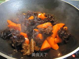 黑木耳红萝卜焖豆腐鱼饼的做法步骤：3