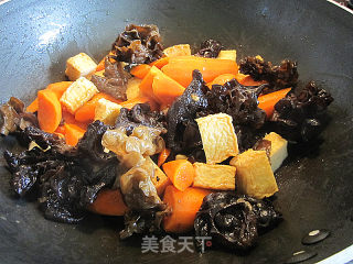 黑木耳红萝卜焖豆腐鱼饼的做法步骤：4