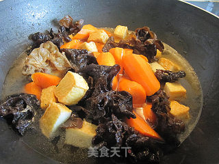黑木耳红萝卜焖豆腐鱼饼的做法步骤：5