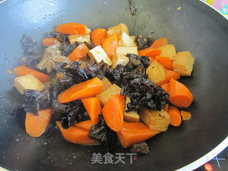 黑木耳红萝卜焖豆腐鱼饼的做法步骤：6