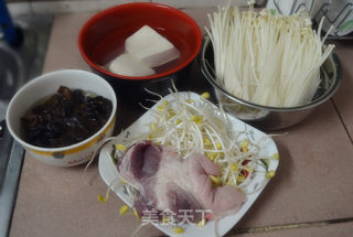 金针菇木耳豆腐猪肉汤的做法步骤：1