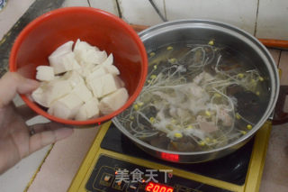 金针菇木耳豆腐猪肉汤的做法步骤：5