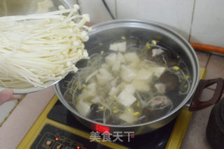 金针菇木耳豆腐猪肉汤的做法步骤：6