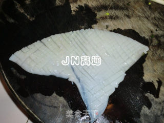 爆炒鱿鱼尖的做法步骤：2