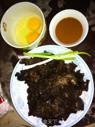 鸡蛋炒黑木耳的做法步骤：1