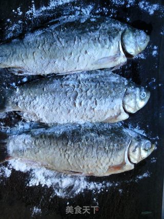 豆腐蘑菇鲫鱼汤的做法步骤：2
