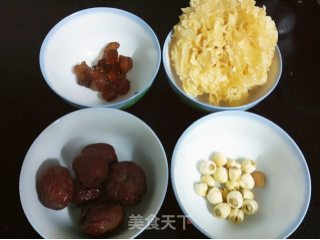 桃脂银耳羹的做法步骤：1