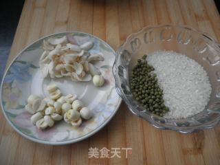 莲子百合绿豆粥的做法步骤：1