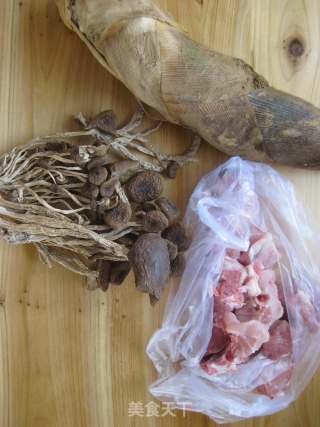 茶树菇冬笋排骨汤的做法步骤：1