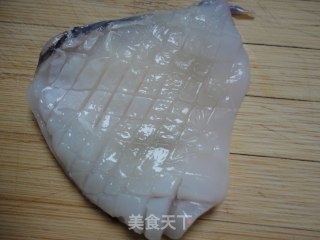 墨鱼炒韭菜的做法步骤：1