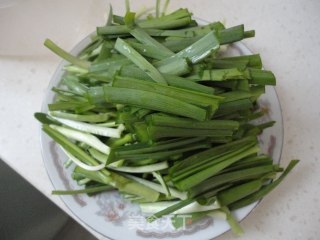 墨鱼炒韭菜的做法步骤：2