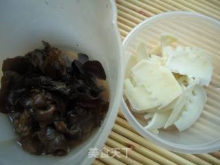 麻辣鸡汤米线的做法步骤：2