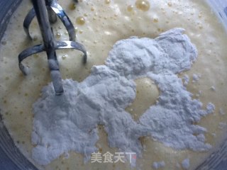 由戚风蛋糕改编的全蛋蛋糕的做法步骤：3