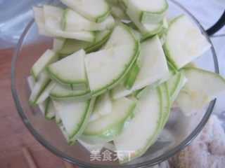 西葫芦炒鸡蛋的做法步骤：2