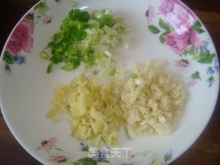 鸡腿烧豆腐的做法步骤：1
