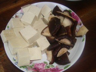 鸡腿烧豆腐的做法步骤：2