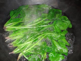 鱼豆腐粉丝菠菜汤的做法步骤：1