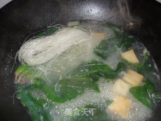 鱼豆腐粉丝菠菜汤的做法步骤：5