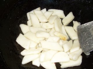 菠萝炒白馃的做法步骤：5