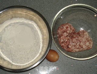 鲜肉煎饺的做法步骤：1