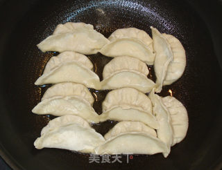 鲜肉煎饺的做法步骤：9