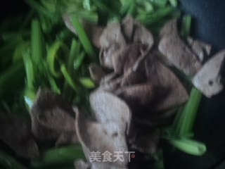 西芹炒猪肝的做法步骤：10