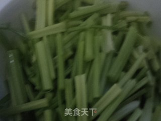 西芹炒猪肉的做法步骤：2