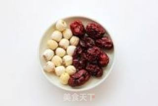 润肺的甜蜜饮品——银耳雪梨莲子汤的做法步骤：3