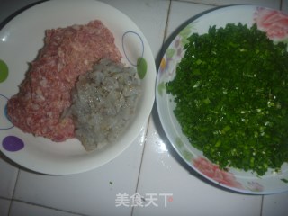 虾仁韭菜猪肉水饺的做法步骤：1
